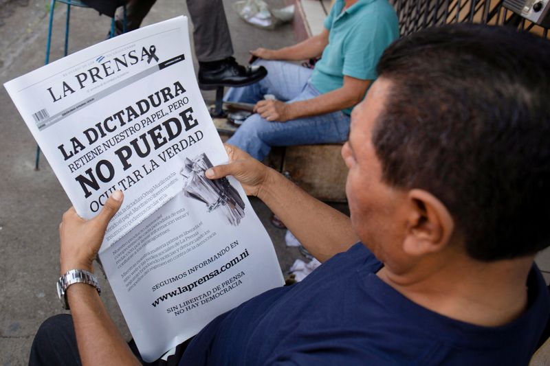 &copy; Reuters. Un hombre sostiene un ejemplar de La Prensa, el único periódico impreso de Nicaragua, que ya no emitirá una edición impresa quejándose de que la administración del presidente Daniel Ortega estaba reteniendo el papel que utiliza para publicar, en Man