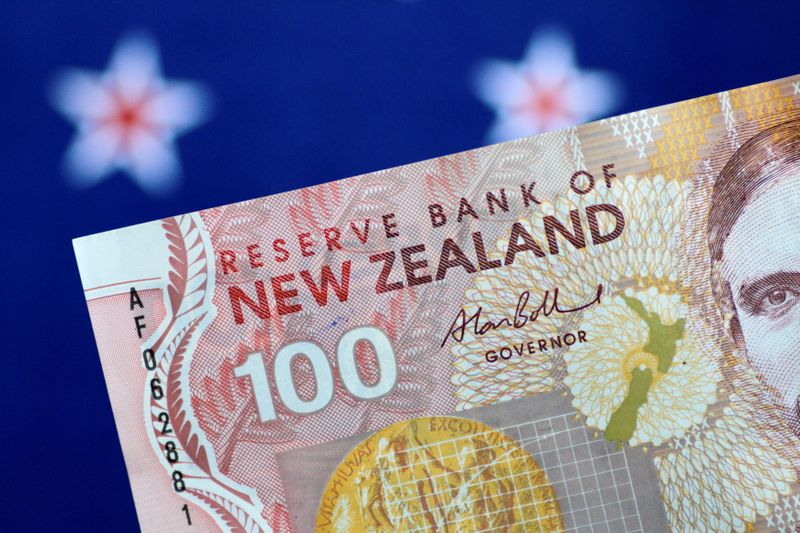&copy; Reuters. Una banconota da 100 dollari neozelandesi, il 2 giugno 2017. REUTERS/Thomas White