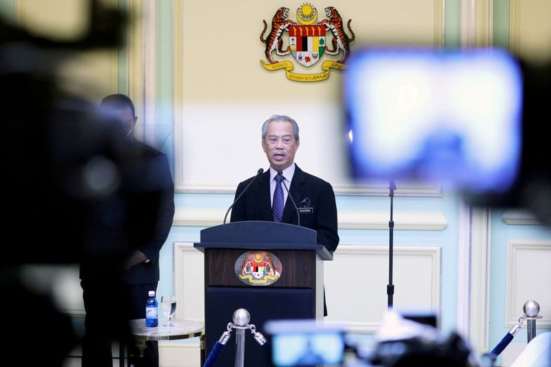 &copy; Reuters. マレーシアのアズハル・アジザン・ハルン下院議長は国会議員に対し、次期首相として支持する人物をアブドラ国王に提示するよう要請した。写真はムヒディン首相。昨年３月、プトラジャ