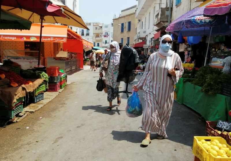 &copy; Reuters. نساء يتسوقن في سوق سيدي بحري في العاصمة التونس يوم 12 أغسطس آب 2021. تصوير: جهاد عبد اللاوي - رويترز.