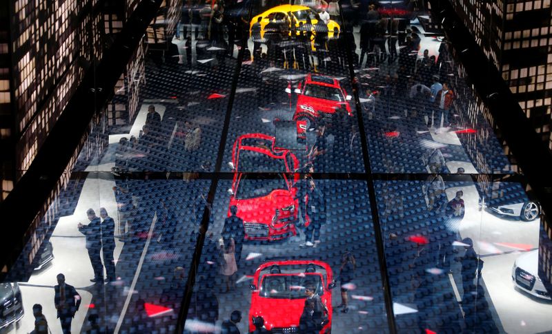 &copy; Reuters. عرض لوسائل الإعلام لتجميع السيارات في شركة أودي في معرض فرانكفورت الدولي للسيارات. صورة من أرشيف رويترز.