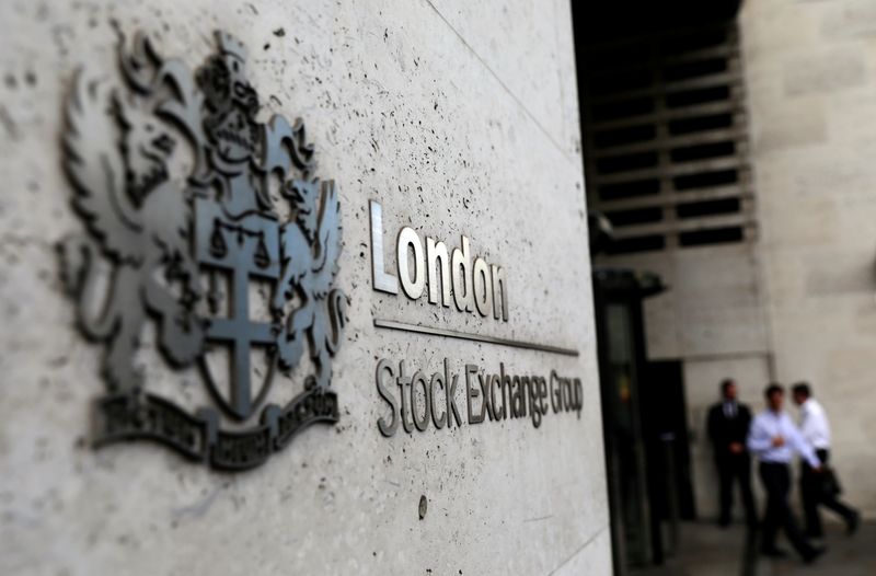 &copy; Reuters. Wall Street est attendue en baisse et les Bourses européennes, Londres exceptée, reculent à mi-séance mardi. À Paris, le CAC 40 perd 0,59% à 6.798,32 à 11h30 GMT. À Francfort, le Dax cède 0,23% et à Londres, le FTSE gagne 0,1%, grâce à BHP. /P