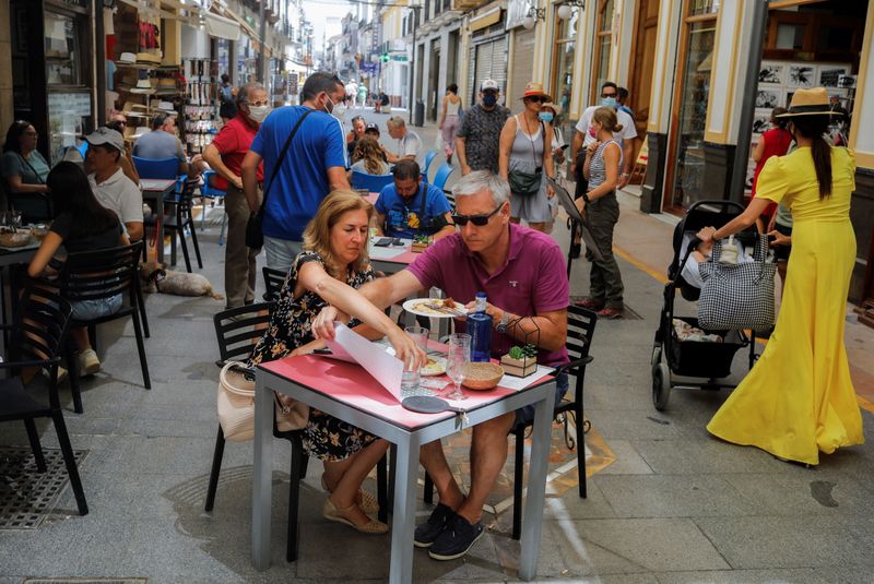 &copy; Reuters. Turistas sentados en la terraza de un bar durante la pandemia de coronavirus (COVID-19) en Ronda