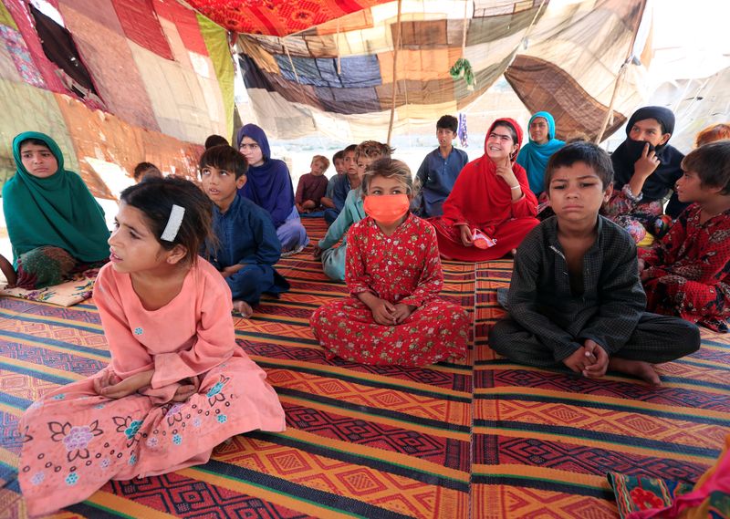 &copy; Reuters. أطفال من النازحين الأفغان في جلال آباد بأفغانستان. صورة من أرشيف رويترز.