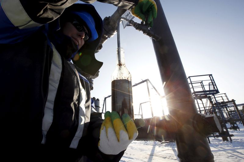&copy; Reuters. A worker takes oil samples from a well at the Gazpromneft-owned Yuzhno-Priobskoye oil field outside the West Siberian city of Khanty-Mansiysk, Russia, January 28, 2016. REUTERS/Sergei Karpukhin/File Photo