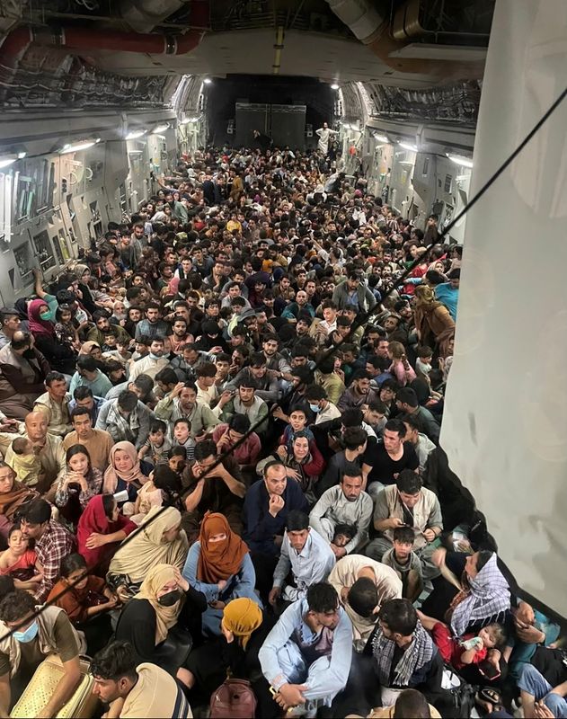 &copy; Reuters. Los evacuados se apiñan en el interior de un avión de transporte C-17 Globemaster III de la Fuerza Aérea de Estados Unidos, que transporta a unos 640 afganos a Qatar desde Kabul, Afganistán, el 15 de agosto de 2021. Foto tomada el 15 de agosto de 2021
