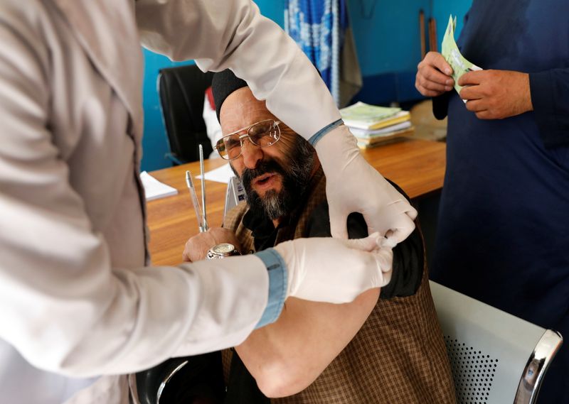 &copy; Reuters. Funcionário de hospital recebe primeira dose da vacina da AstraZeneca contra a COVID-19 em Cabul
28/02/2021. 
REUTERS/Mohammad Ismail