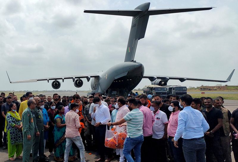 &copy; Reuters. Funcionarios de la embajada de India en Afganistán, junto con civiles, llegan a la ciudad de Jamnagar tras un operativo de evacuación. Agosto 17, 2021. REUTERS/Stringer