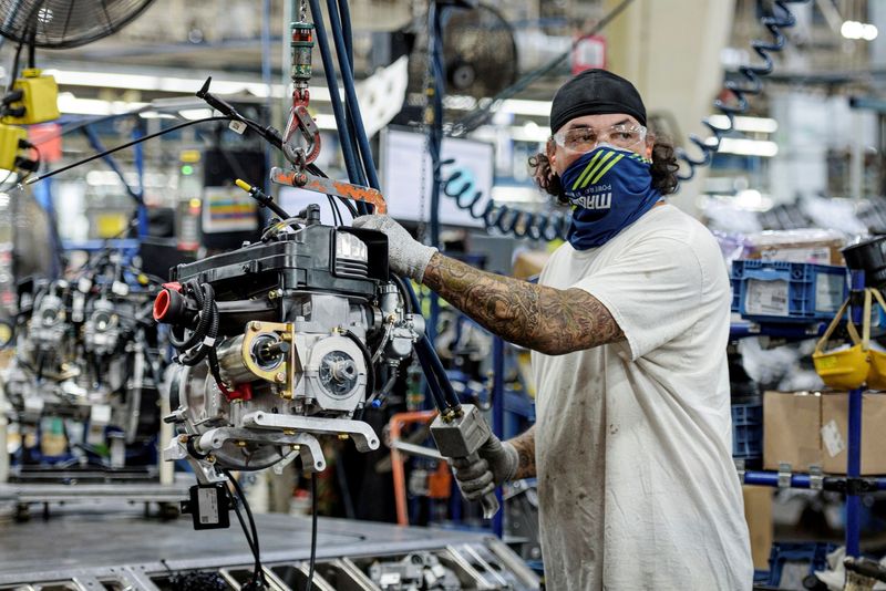 © Reuters. FILE PHOTO: A person works on a Polaris snowmobile assembly line at its manufacturing and assembly plant in Roseau, Minnesota, U.S. June 7, 2021.  REUTERS/Dan Koeck