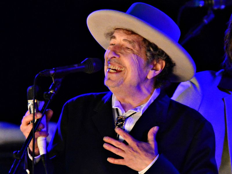 &copy; Reuters. FOTO DE ARCHIVO. El músico estadounidense Bob Dylan actúa durante el día 2 del Hop Festival en Paddock Wood, Kent, Reino Unido. 30 de junio de 2012. REUTERS/Ki Price