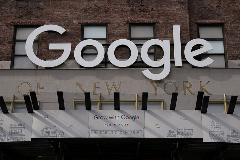 &copy; Reuters. FOTO DE ARCHIVO:  Un cartel de Google es fotografiado en un edificio de Google
