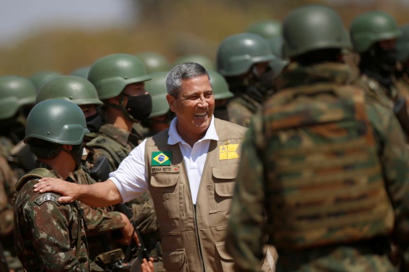 &copy; Reuters. Ministro Braga Netto fala com soldados durante exercício militar em Formosa, Goiás
 16/8/2021 REUTERS/Adriano Machado