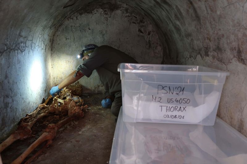 &copy; Reuters. Arqueólogo trabalha perto de esqueleto encontrado em Pompeia, sem data do registro fotográfico
17/8/2021 Parco Archeologico Pompei/Handout via REUTERS 