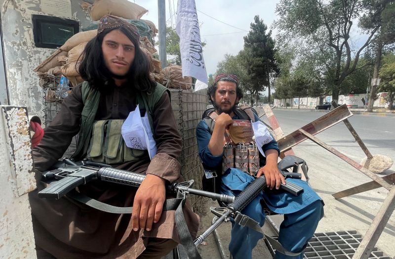 © Reuters. Miembros de las fuerzas talibanes sentados en un puesto de control en Kabul, Afganistán. 17 de agosto de 2021. REUTERS/Stringer 