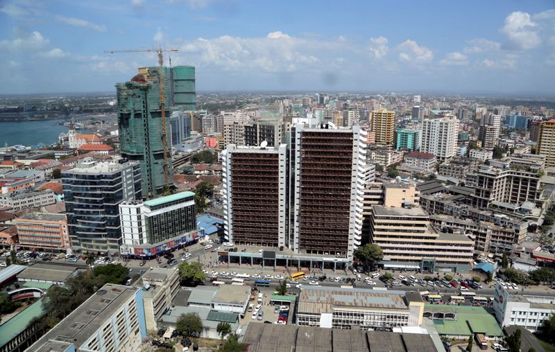 &copy; Reuters. Imagen de archivo de una vista general de ciudad portuaria de Dar es Salaam en Tanzania. 12 de julio, 2013. REUTERS/Andrew Emmanuel/Archivo