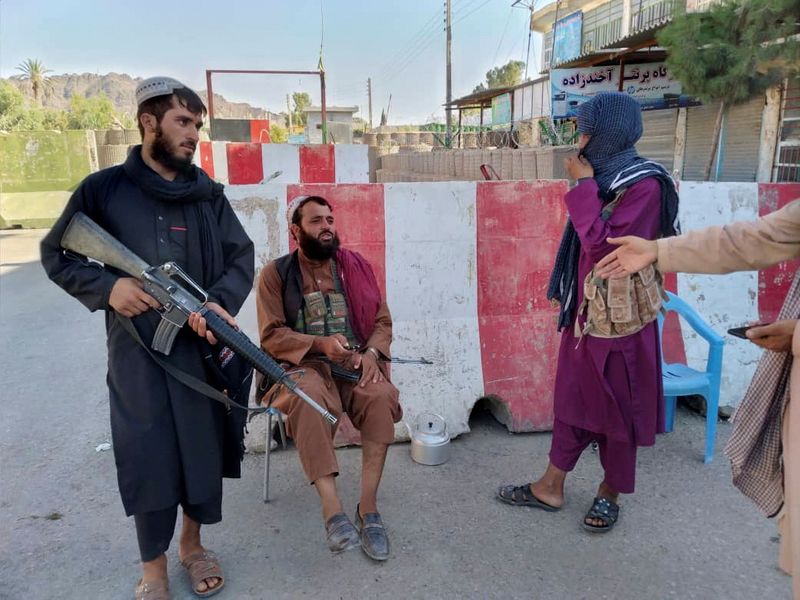 &copy; Reuters. Combatientes talibanes custodian un puesto de control en Farah, Afganistán. FOTO DE ARCHIVO. Agosto, 2021. REUTERS/Stringer
