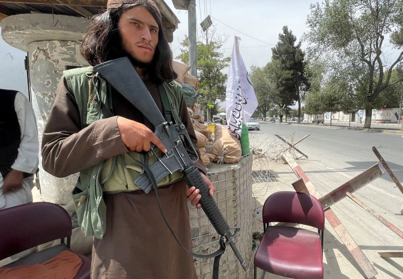 &copy; Reuters. Un miembro de los talibanes hace guardia en Kabul, Afganistán, Agosto 17, 2021. REUTERS/Stringer