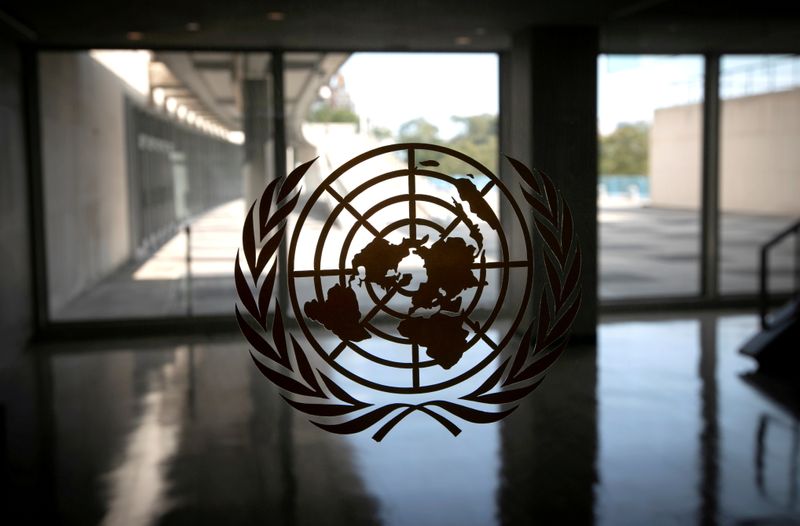 &copy; Reuters. شعار الأمم المتحدة على نافذة في قاعة خالية في مقر المنظمة في نيويورك. صورة من أرشيف رويترز.