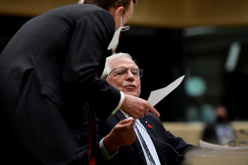 &copy; Reuters. FOTO DE ARCHIVO. El jefe de politica exterior de la Unión Europea, Joseph Borrell, conversa con un asesor en una reunión de representantes de la UE en Bruselas. Julio, 2021. John Thys/Pool via REUTERS/