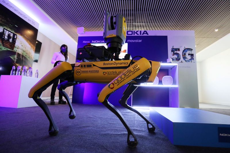 &copy; Reuters. ARCHIVO. Un robot de cuatro patas de Boston Dynamics se exhibe en una feria de tecnología en Chile. Junio 3, 2021. REUTERS/Ivan Alvarado