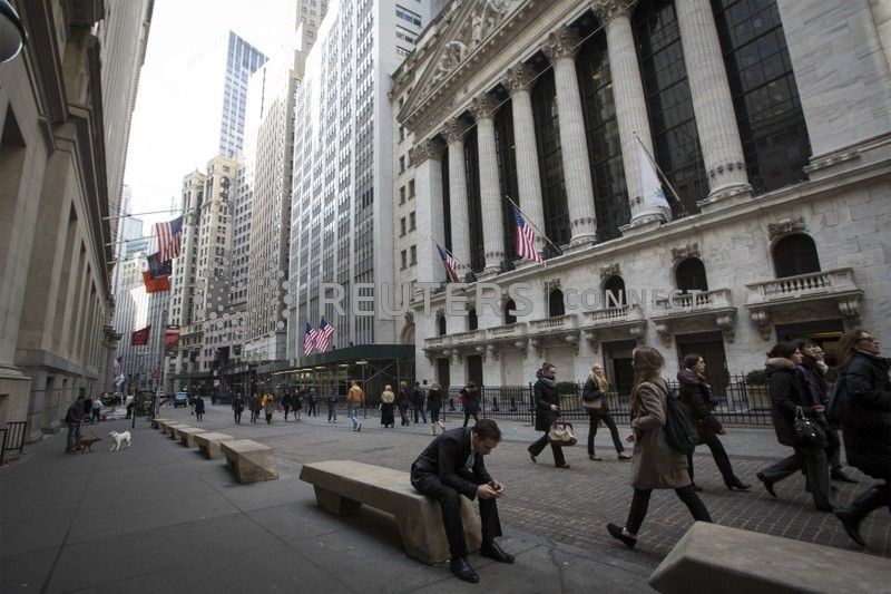 © Reuters. Pedestres caminham por distrito financeiro e empresarial de Nova York, EUA
11/03/2014
REUTERS/Brendan McDermid