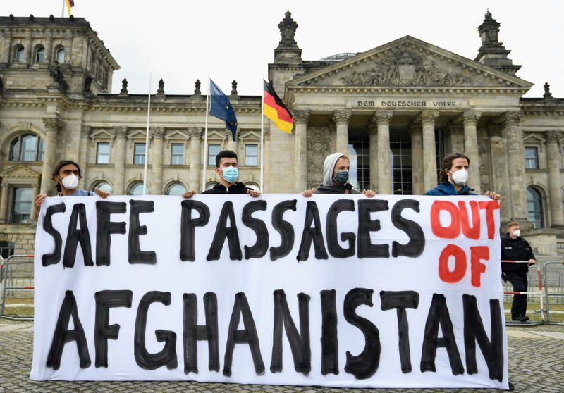 &copy; Reuters. Protesto contra apoio ao Taliban, em Berlim
17/08/2021
REUTERS/Annegret Hilse