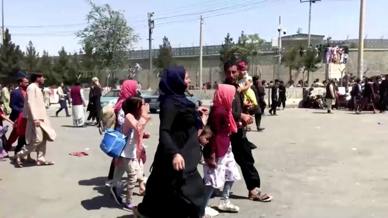 &copy; Reuters. عائلة تحاول الوصول إلى مطار كابول يوم 16 أغسطس آب 2021. صورة من تلفزيون رويترز