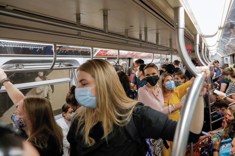 &copy; Reuters. FILE PHOTO: People wear masks while riding on the subway as cases of the infectious coronavirus Delta variant continue to rise in New York City, New York, U.S., August 2, 2021. REUTERS/Andrew Kelly