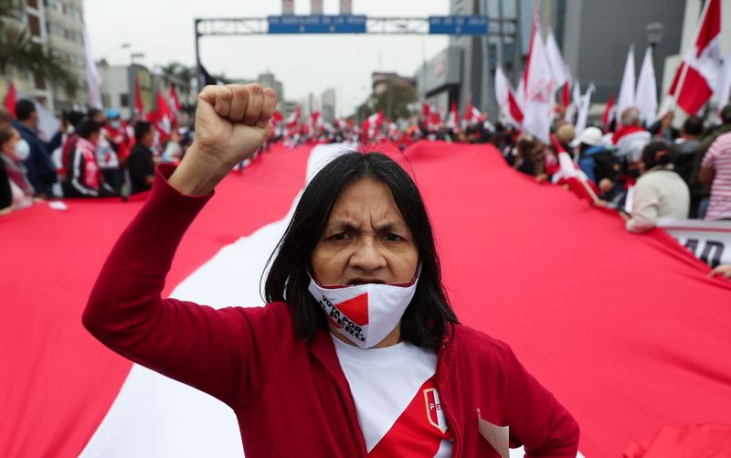 &copy; Reuters. FOTO DE ARCHIVO-Una manifestante participa en una marcha para exigir la renuncia del recién elegido presidente de Perú, Pedro Castillo, en Lima, Perú. 15 de agosto de 2021. REUTERS/Sebastián Castañeda