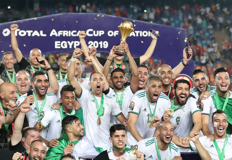 © Reuters. منتخب الجزائر يرفع كأس بطولة الأمم الأفريقية في القاهرة يوم 19 يوليو تموز 2019. رويترز