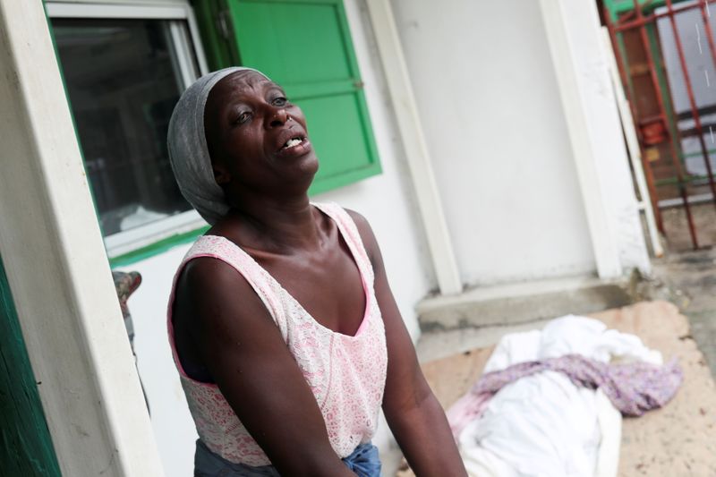 &copy; Reuters. امرأة تبكي أحد أقاربها الذي توفي في زلزال في هايتي يوم 17 أغسطس آب 2021. رويترز