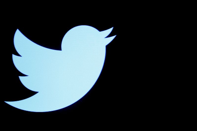 &copy; Reuters. IMAGEN DE ARCHIVO. El logo de Twitter se despliega en una pantalla en la rueda de la Bolsa de Valores de Nueva York, EEUU, Septiembre 28, 2016. REUTERS/Brendan McDermid