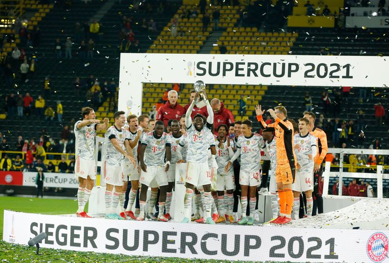 &copy; Reuters. لاعبو بايرن ميونيخ يرفعون كأس السوبر الألماني يوم 17 أغسطس آب 2021. رويترز