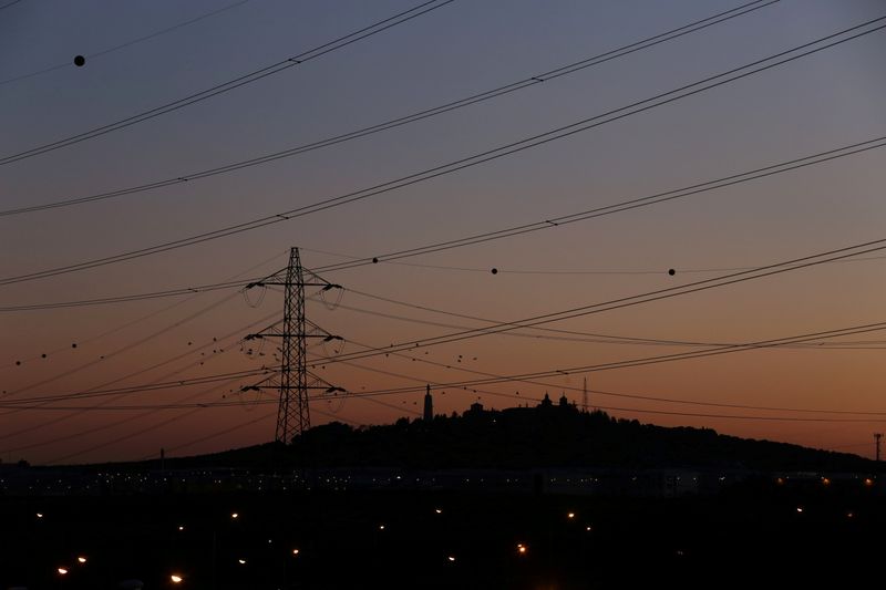&copy; Reuters. FILE PHOTO: Power lines connecting pylons of high-tension electricity are seen at sunset outside Madrid, Spain January 24, 2017. REUTERS/Susana Vera