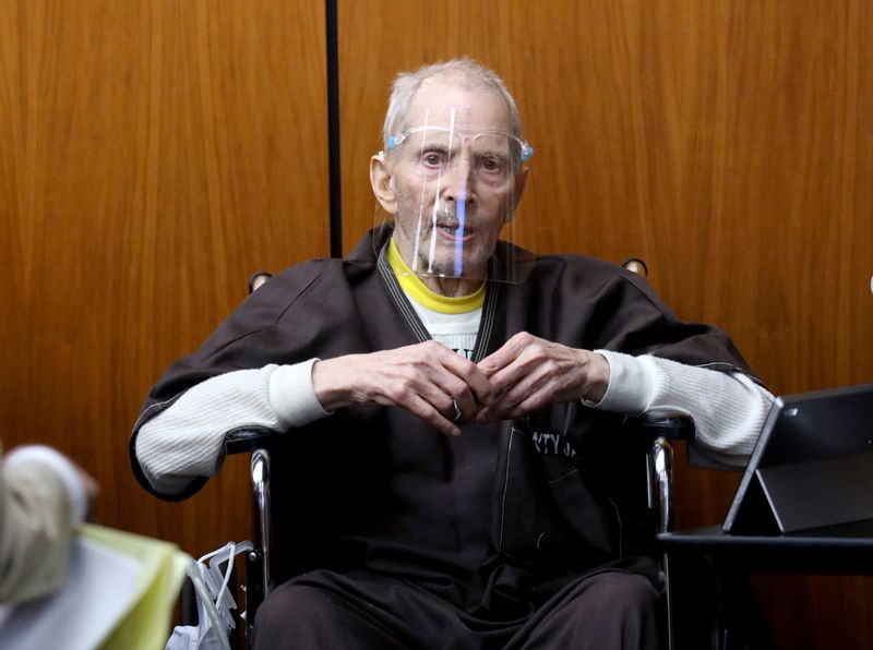 © Reuters. FILE PHOTO: Robert Durst takes the stand and testifies in his murder trial answering questions from defense attorney Dick DeGuerin at the Inglewood Courthouse in California, U.S., August 9, 2021.  Gary Coronado/Los Angeles Times/Pool via REUTERS