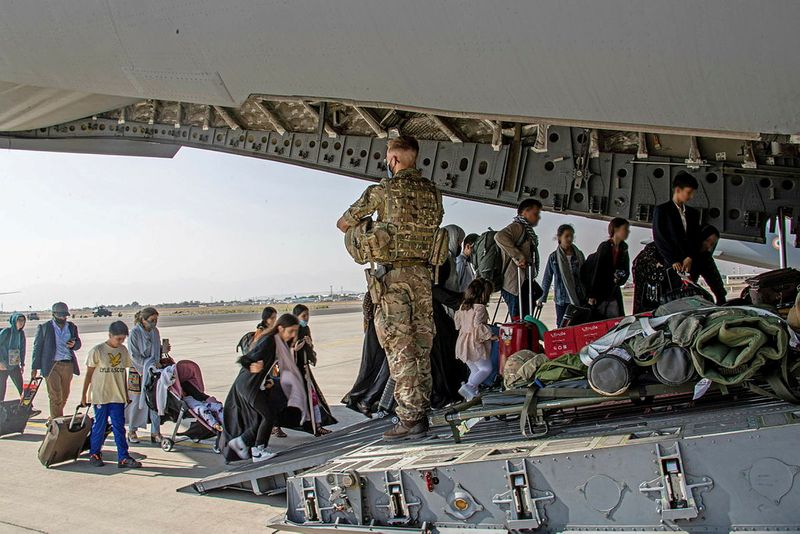 &copy; Reuters. Le gouvernement britannique a annoncé mardi un nouveau programme d'accueil de réfugiés afghans, prévoyant d'accueillir lors de la première année jusqu'à 5.000 personnes fuyant l'Afghanistan après la prise de pouvoir des taliban, avec une priorité