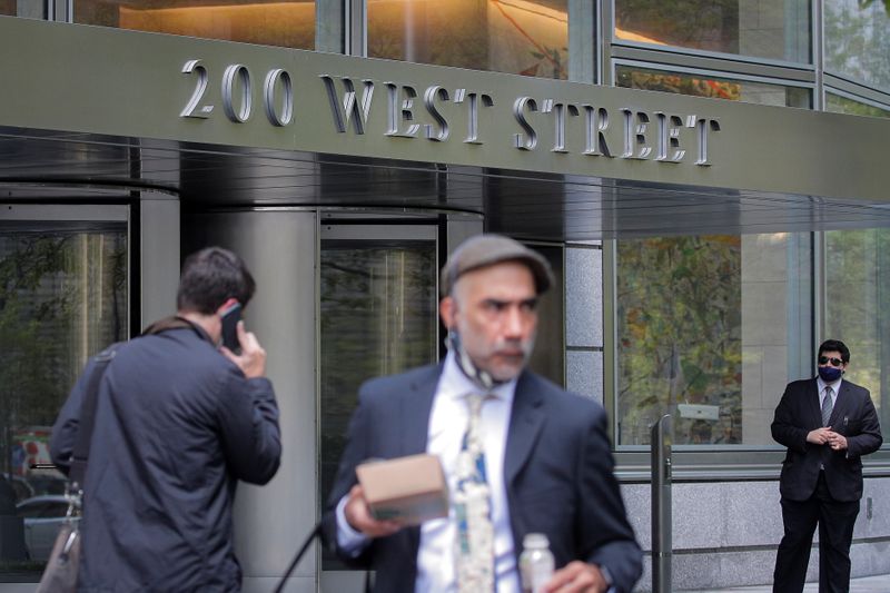 © Reuters. Workers walk outside 200 West Street, the Goldman Sachs headquarters, in New York City, U.S., May 4, 2021.  REUTERS/Brendan McDermid