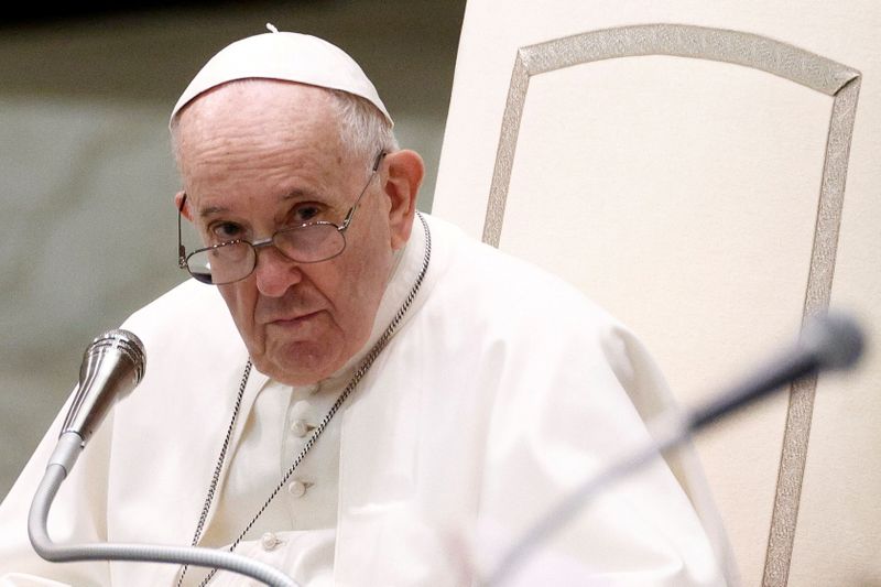 © Reuters. Le pape François a appelé mercredi la population à se faire vacciner contre le COVID-19, affirmant que les vaccins pouvaient mettre fin à la pandémie, seulement si chacun apporte sa pierre à l’édifice. /Photo prise le 11 août 2021/REUTERS/Guglielmo Mangiapane