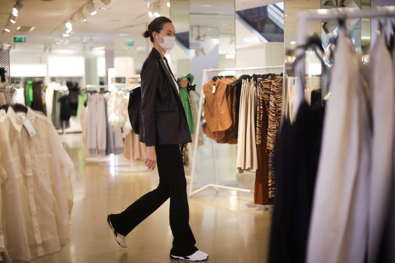 &copy; Reuters. A person shops inside a clothing store amid the coronavirus (COVID-19) pandemic in London, Britain July 6, 2021. REUTERS/Hannah McKay
