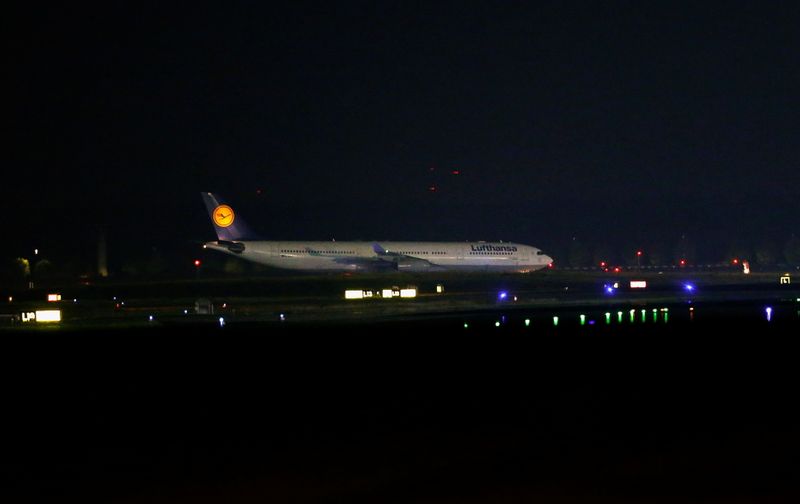 &copy; Reuters. طائرة لوفتهانزا تقل مغادرين تم إجلاؤهم من كابول لدى تهبط في فرانكفورت يوم الأربعاء. تصوير: تيلو شمولجين - رويترز
