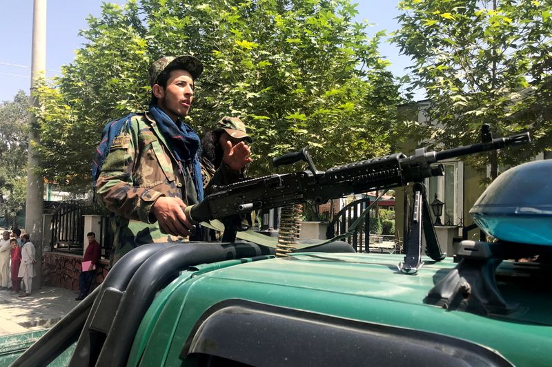 &copy; Reuters. FOTO DE ARCHIVO: Fuerzas talibanes patrullan en Kabul, Afganistán, el 16 de agosto de 2021.REUTERS/Stringer