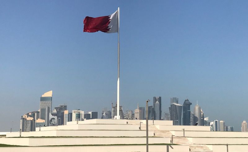© Reuters. العلم القطري في حديقة بالقرب من كورينش الدوحة في العاصمة القطرية الدوحة بصورة من أرشيف رويترز.