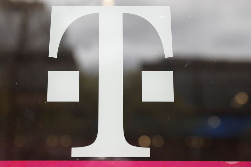 &copy; Reuters. FOTO DE ARCHIVO: Un logotipo de T-Mobile en la puerta de una tienda en Manhattan, Nueva York, Estados Unidos, 30 de abril de 2018. REUTERS/Shannon Stapleton/File Photo