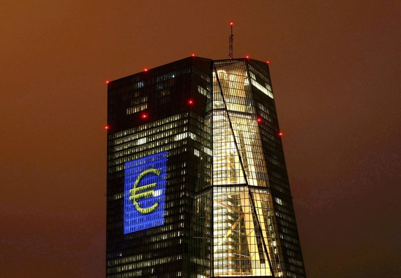 &copy; Reuters. شعار اليورو على مقر البنك المركزي الأوروبي في فرانكفورت بصورة من أرشيف رويترز.