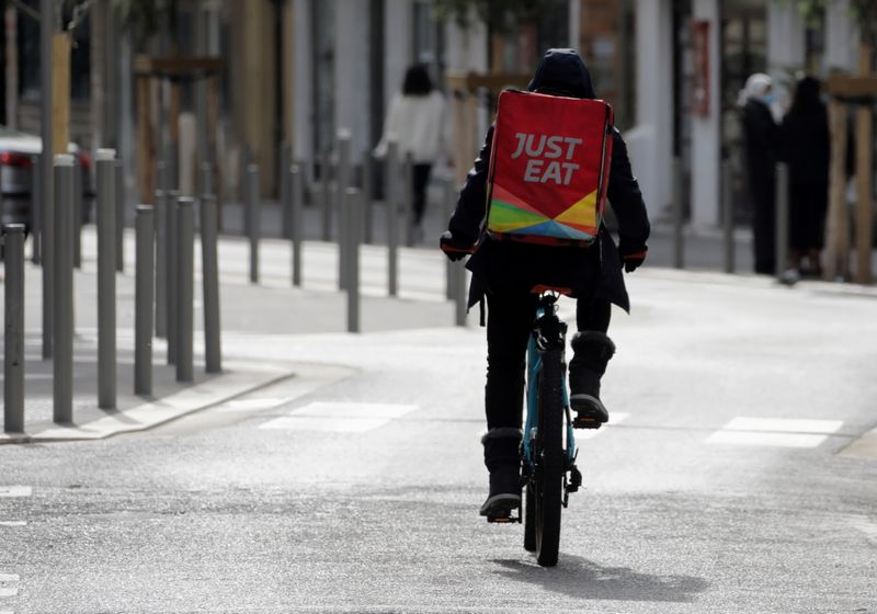 &copy; Reuters. FILE PHOTO: A Just Eat delivery man rides his bicycle in Nice amid the coronavirus disease (COVID-19) outbreak in France, February 16, 2021.   REUTERS/Eric Gaillard/File Photo
