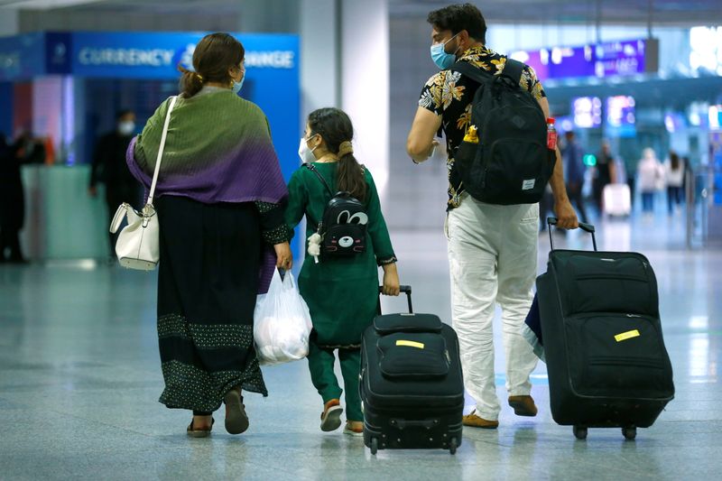 &copy; Reuters. عائلة تصل إلى مطار فرانكفورت على متن رحلة إجلاء من أفغانستان يوم 18 أغسطس آب 2021. رويترز