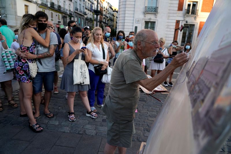 &copy; Reuters. هواة الفن يتجمعون حول الفنان أنطونيو لوبيز في مدريد يوم 5 أغسطس آب 2021. رويترز