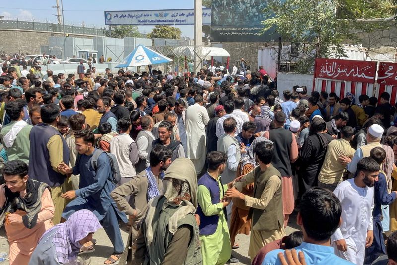 &copy; Reuters. مواطنون أفغان يحاولون دخول مطار كابول يوم 16 أغسطس آب 2021. رويترز