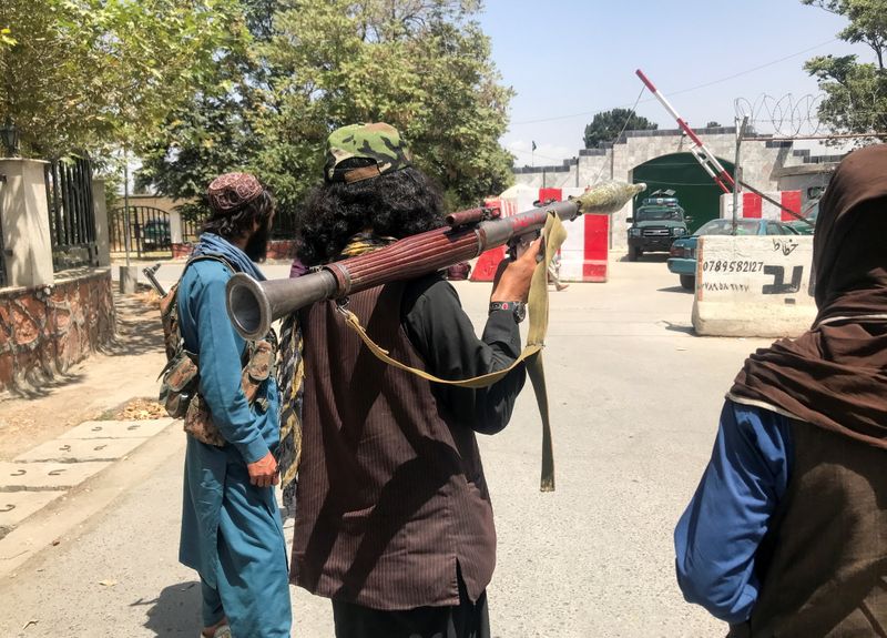 &copy; Reuters. FILE PHOTO: Taliban forces stand guard inside Kabul, Afghanistan August 16, 2021. REUTERS/Stringer