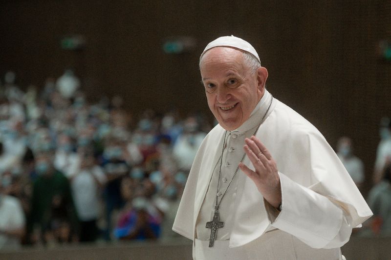 &copy; Reuters. Papa Francisco acena durate audiência semanal no Vaticano
18/08/2021 Vatican Media/Divulgação via REUTERS
